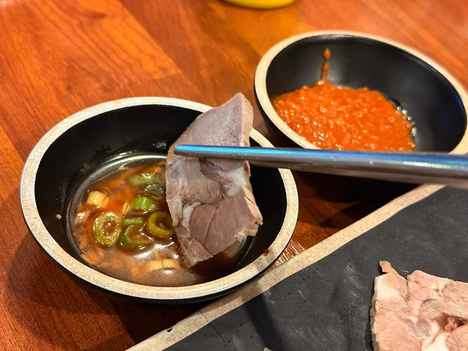 Sliced boiled pork served with dipping sauce
