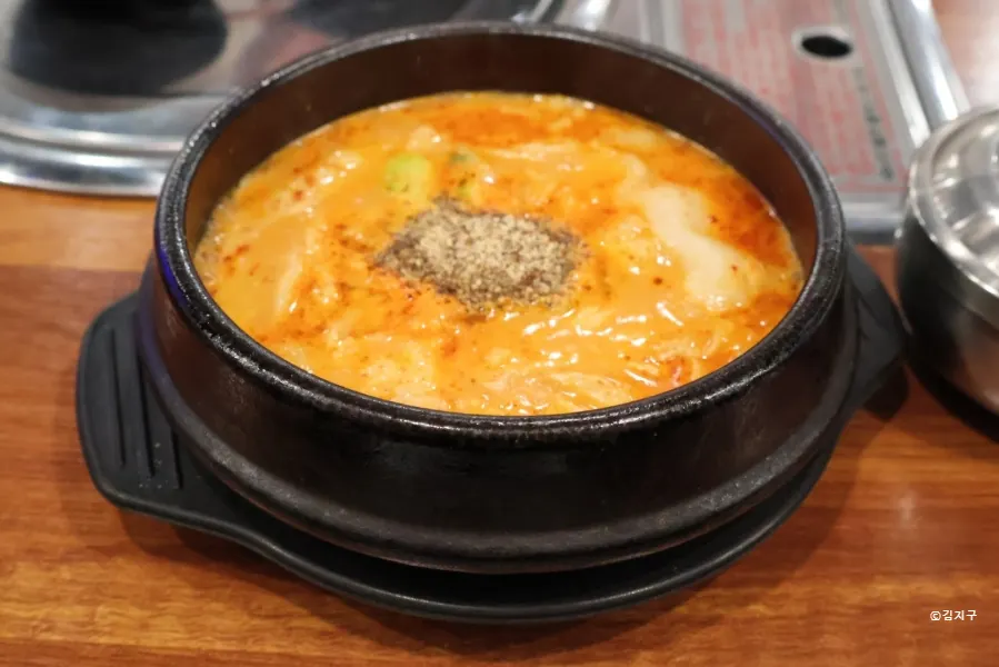 순대국 찍어먹을 소스와 소금 등 반찬 접시