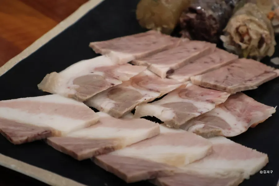 함께 주문한 접시순대와 머릿고기편육