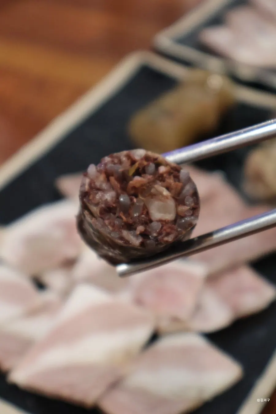 세 가지 순대가 담긴 보승회관 접시순대