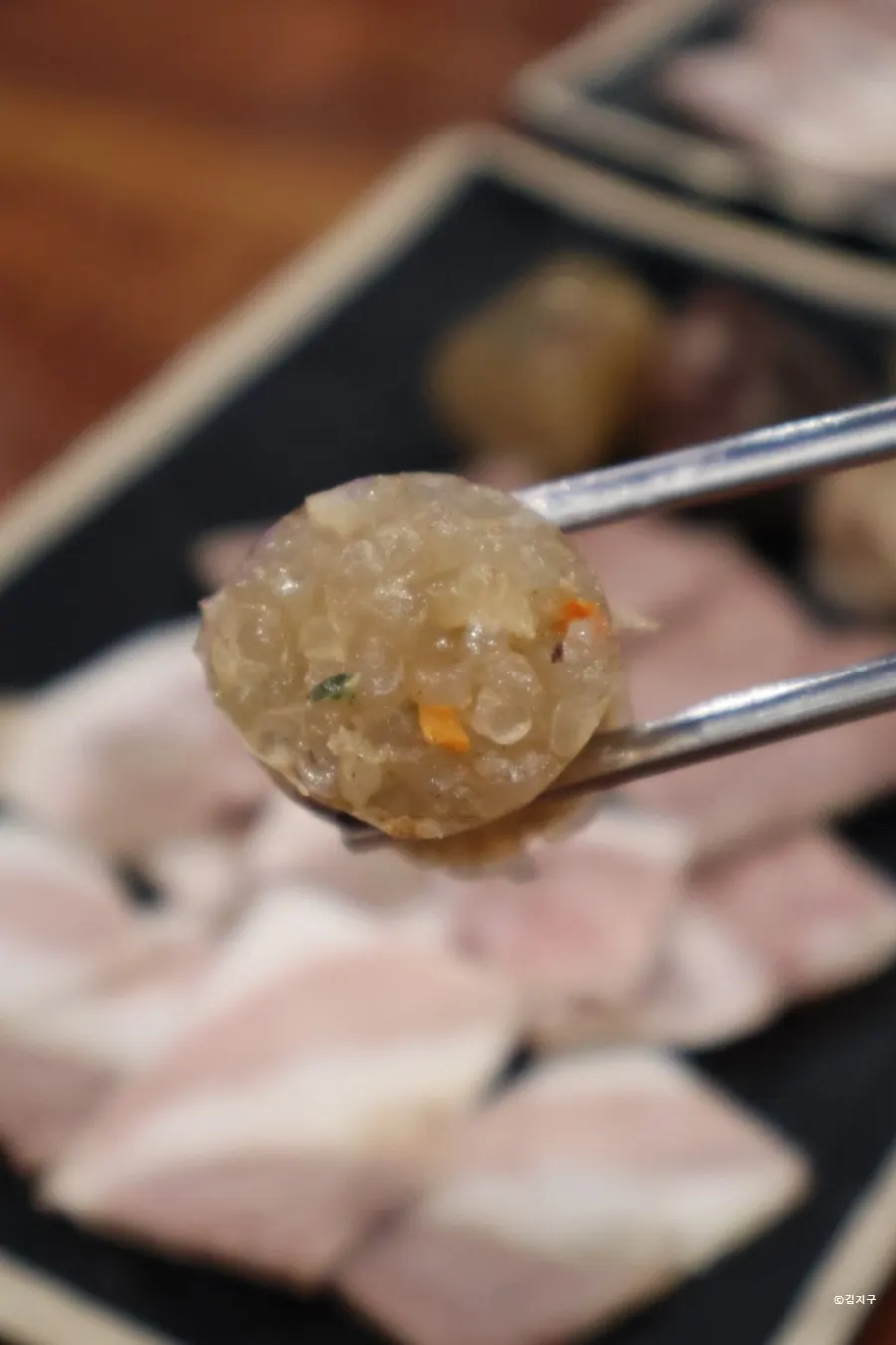 따뜻하게 데워져 나온 접시순대 한 점