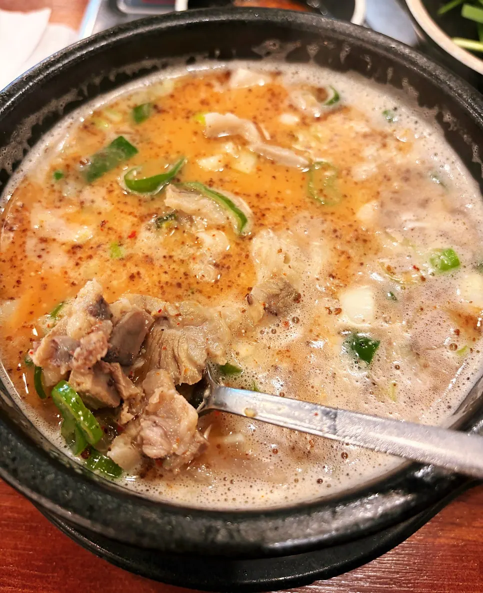 朝食中のスンデクッの食卓