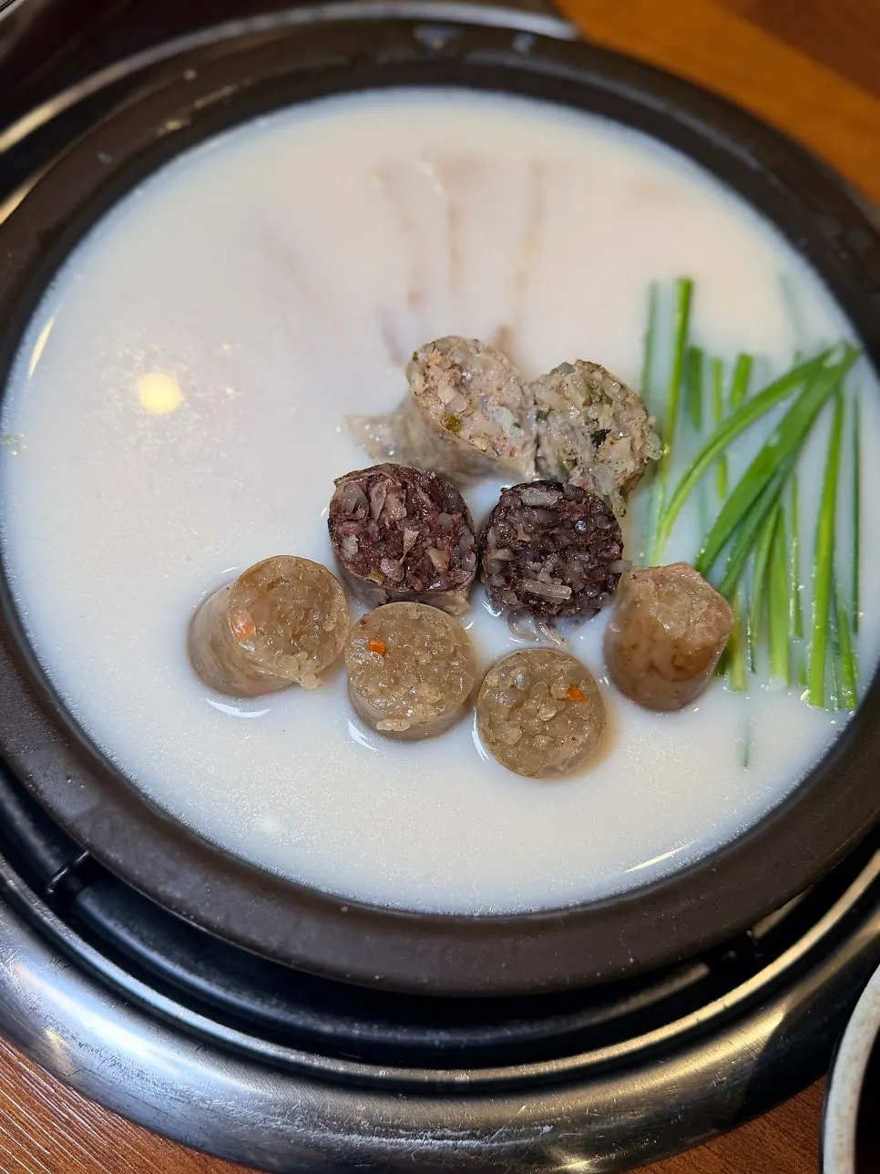 뽀얀 국물과 함께 나온 항정 수육정식 한 상