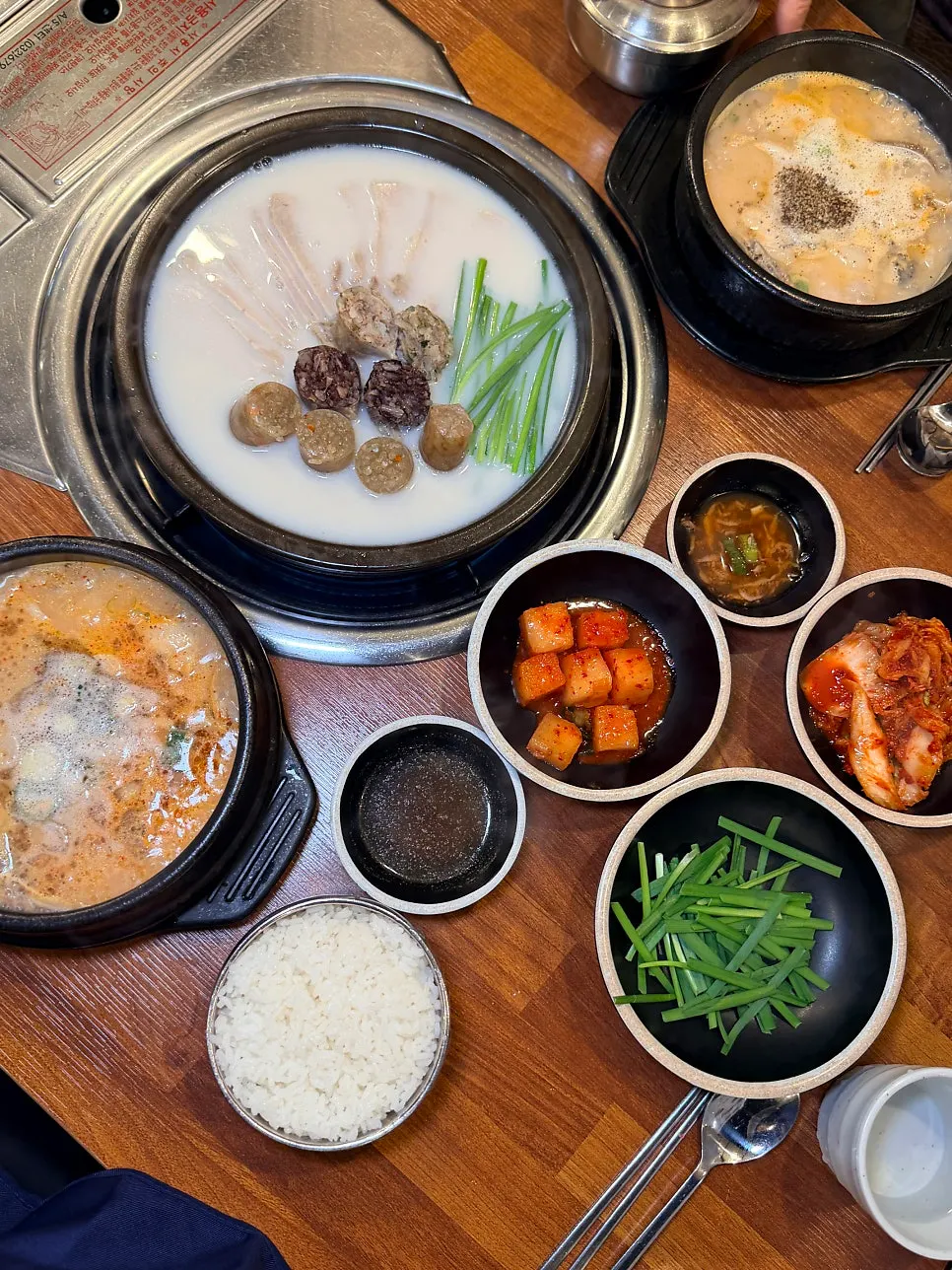 결이 부드러운 항정 수육 접시