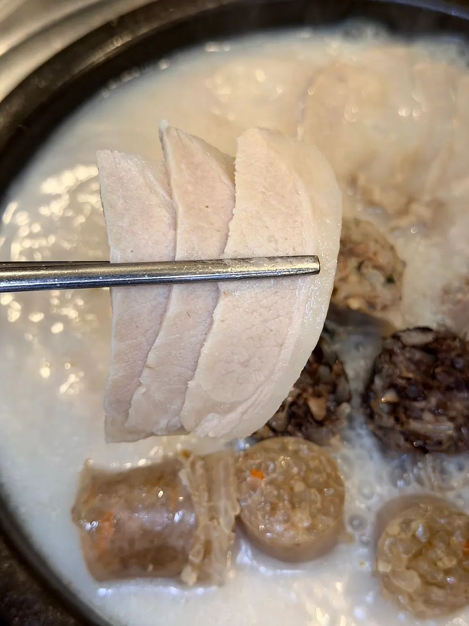 여러 종류가 함께 나온 순대 구성