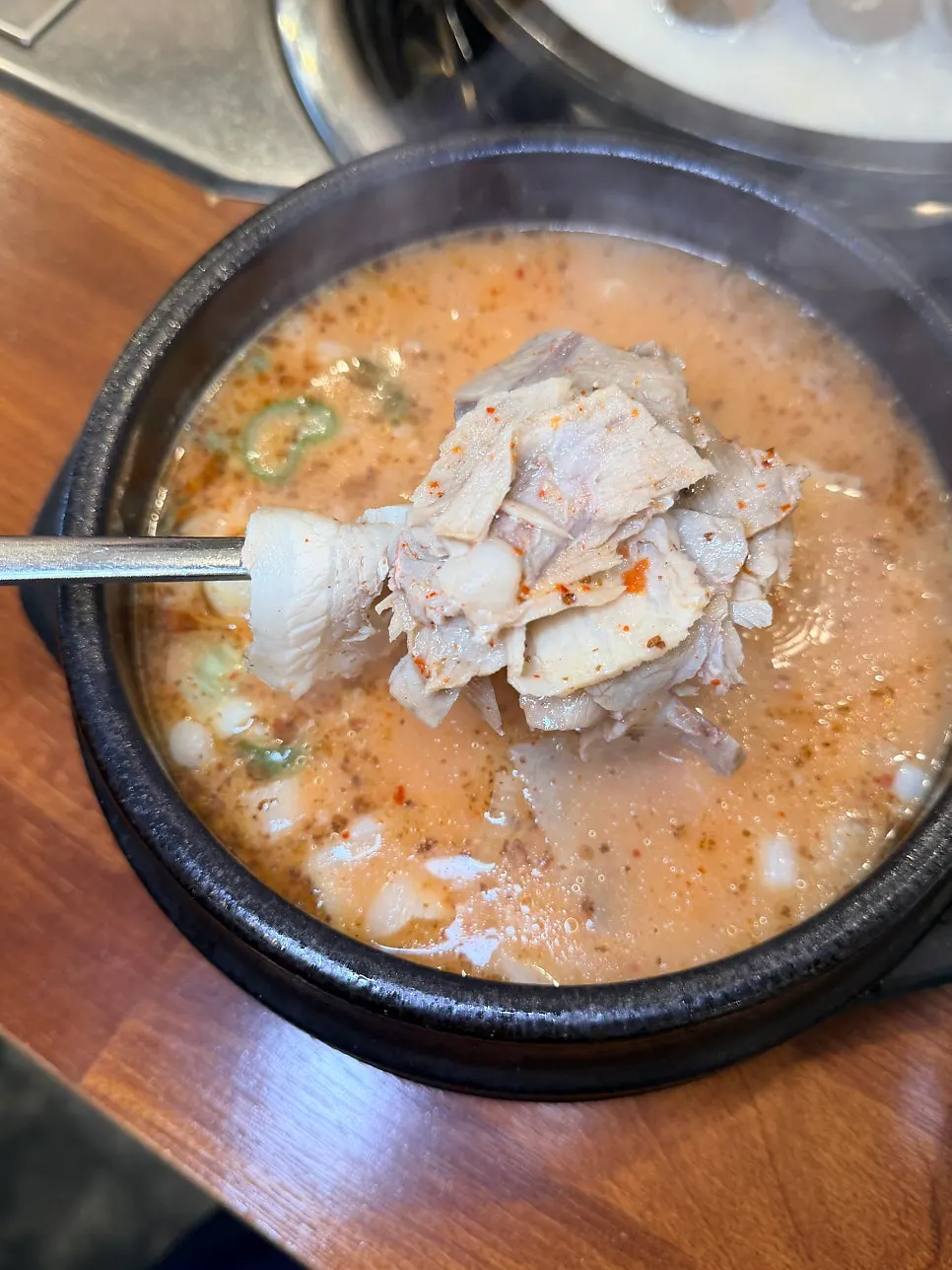 숟가락으로 떠올린 큼직한 수육