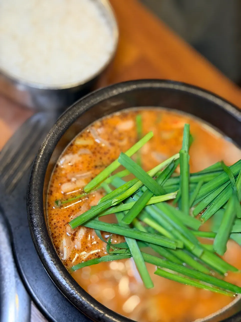 국밥과 반찬이 놓인 테이블