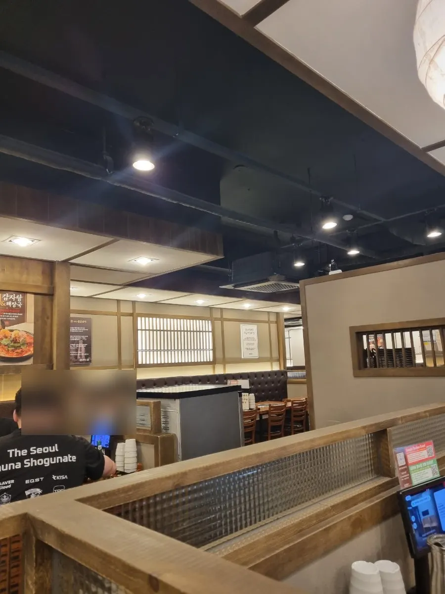 테이블마다 놓인 태블릿 오더 키오스크