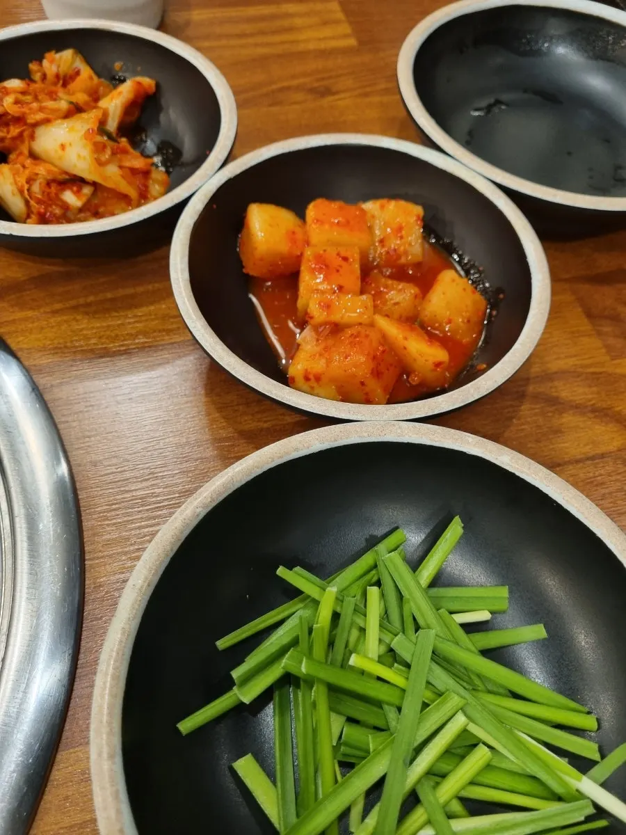 깍두기와 겉절이 김치 등 밑반찬 상차림