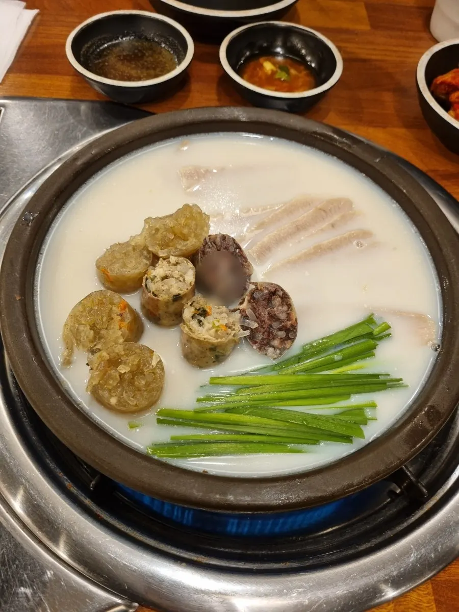 버너 위 전골 형태로 나온 항정수육과 모듬순대