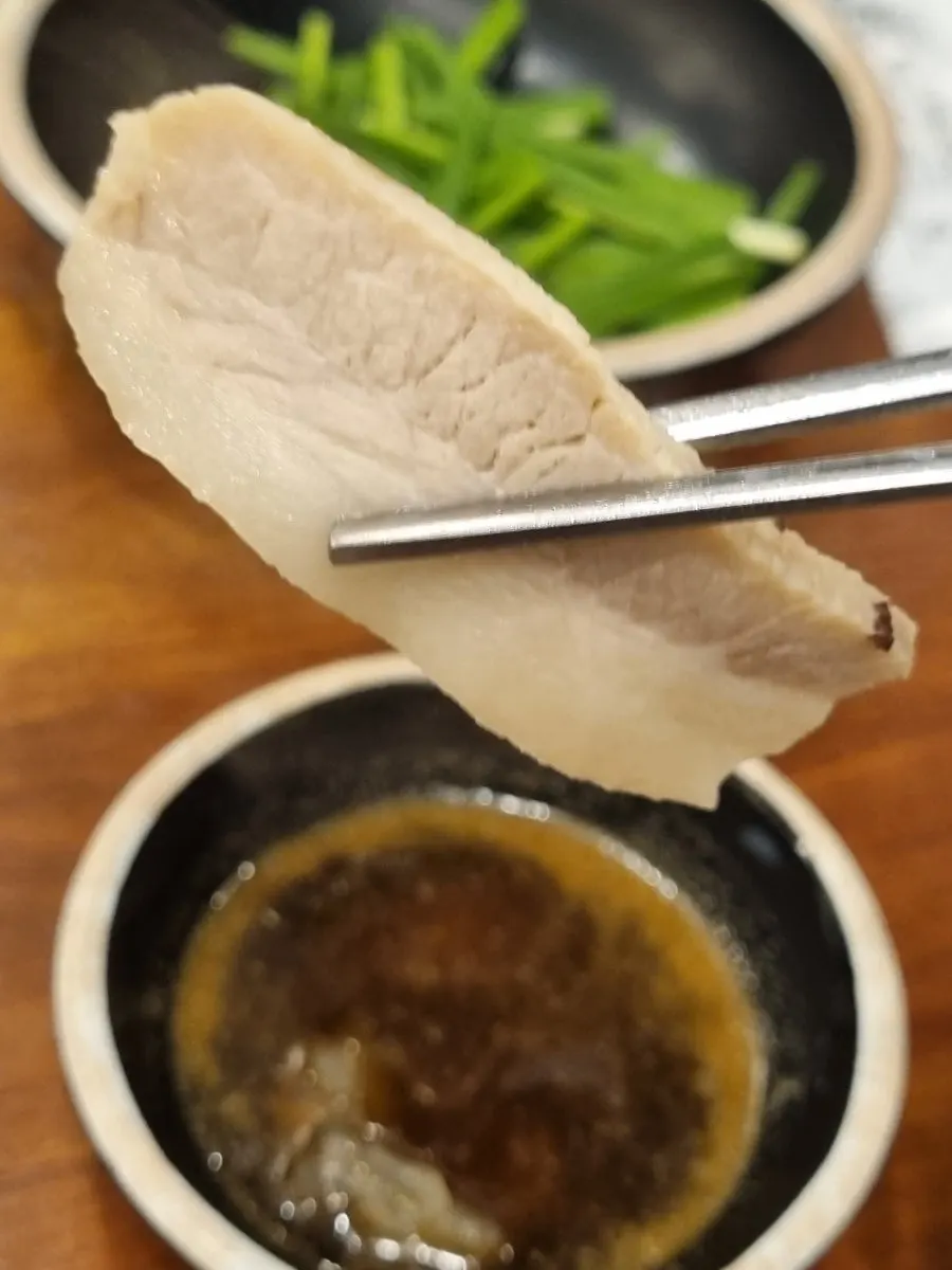 끓어오르는 맑은 육수 속 항정살 수육