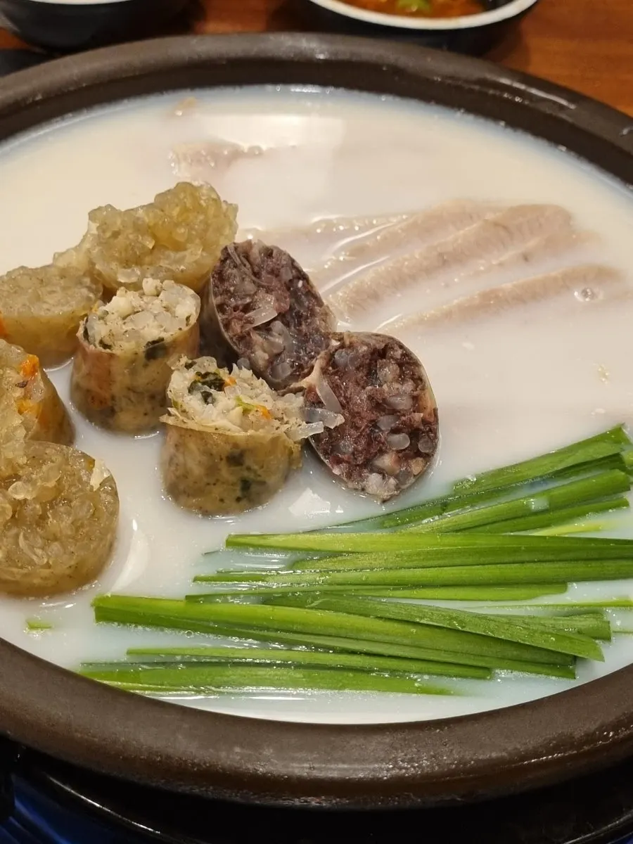 세 가지 종류가 섞인 모듬순대 접시