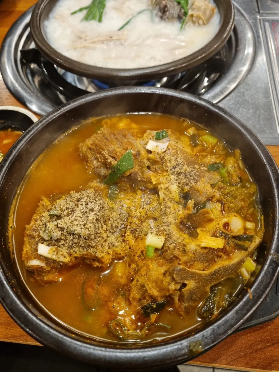 부추를 곁들여 소스에 찍어 먹는 순대