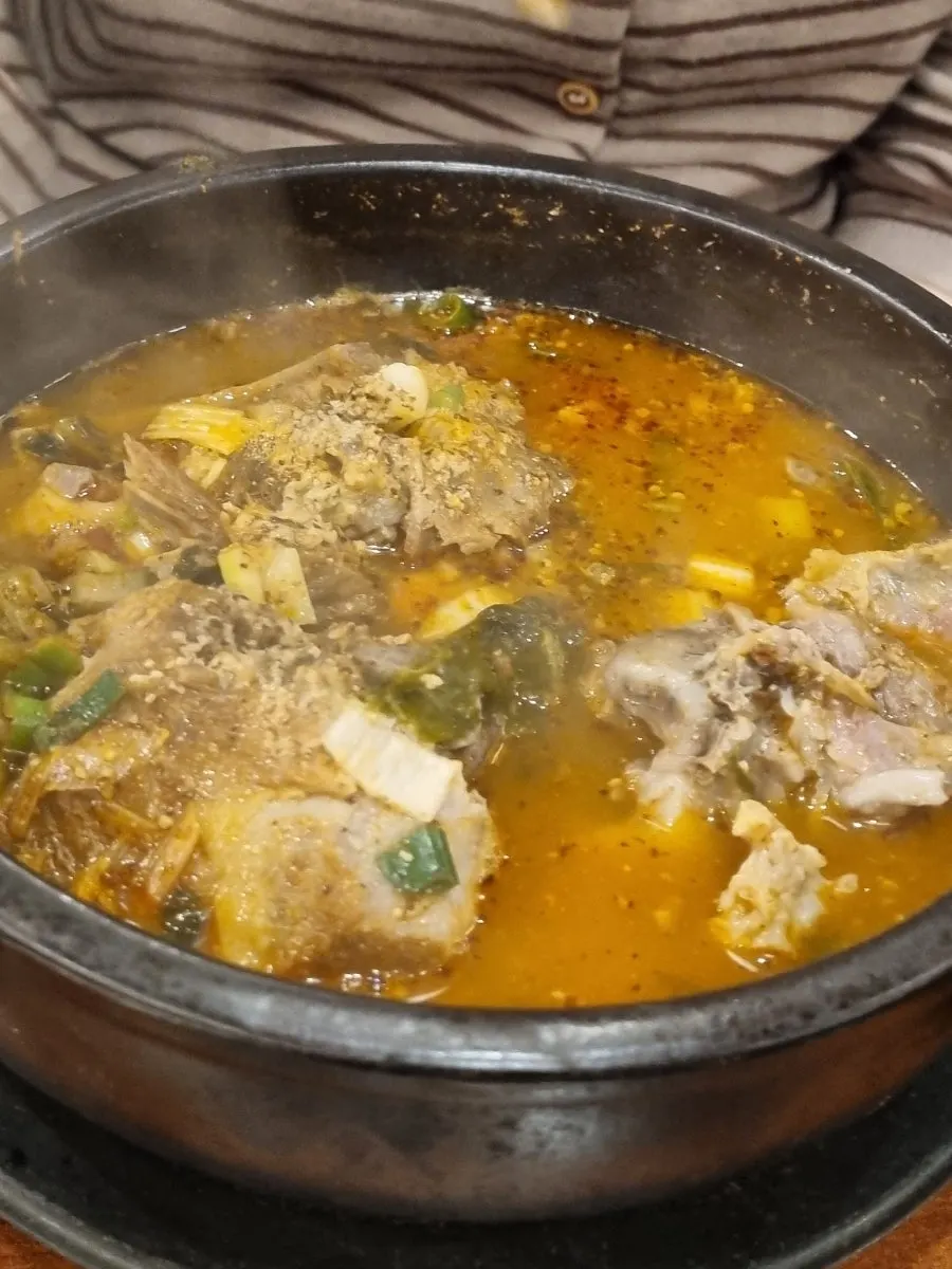 밥을 말고 부추를 넣은 순대국밥
