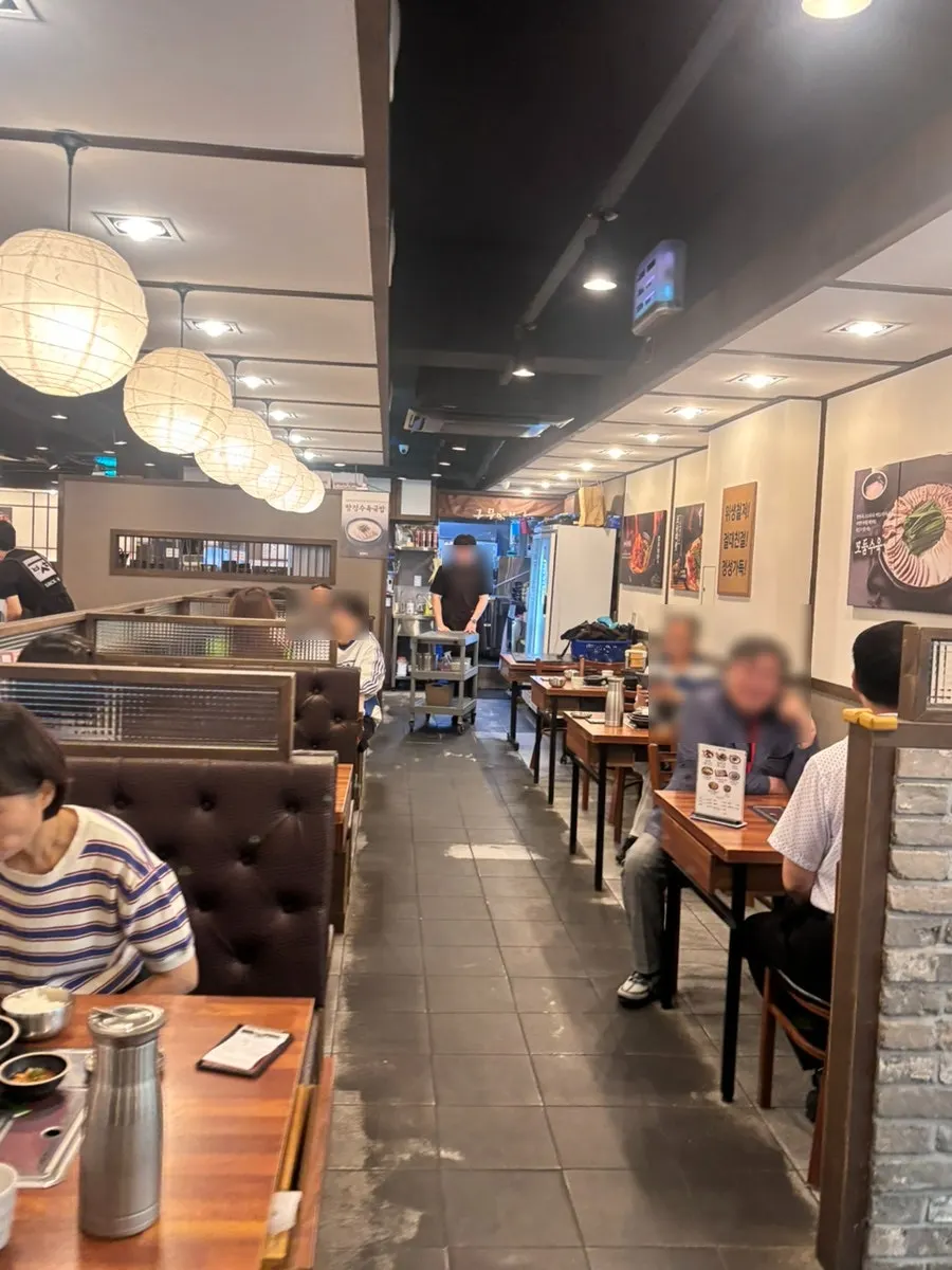 Spacious interior of Boseung Hoegwan Cheonho Station Branch