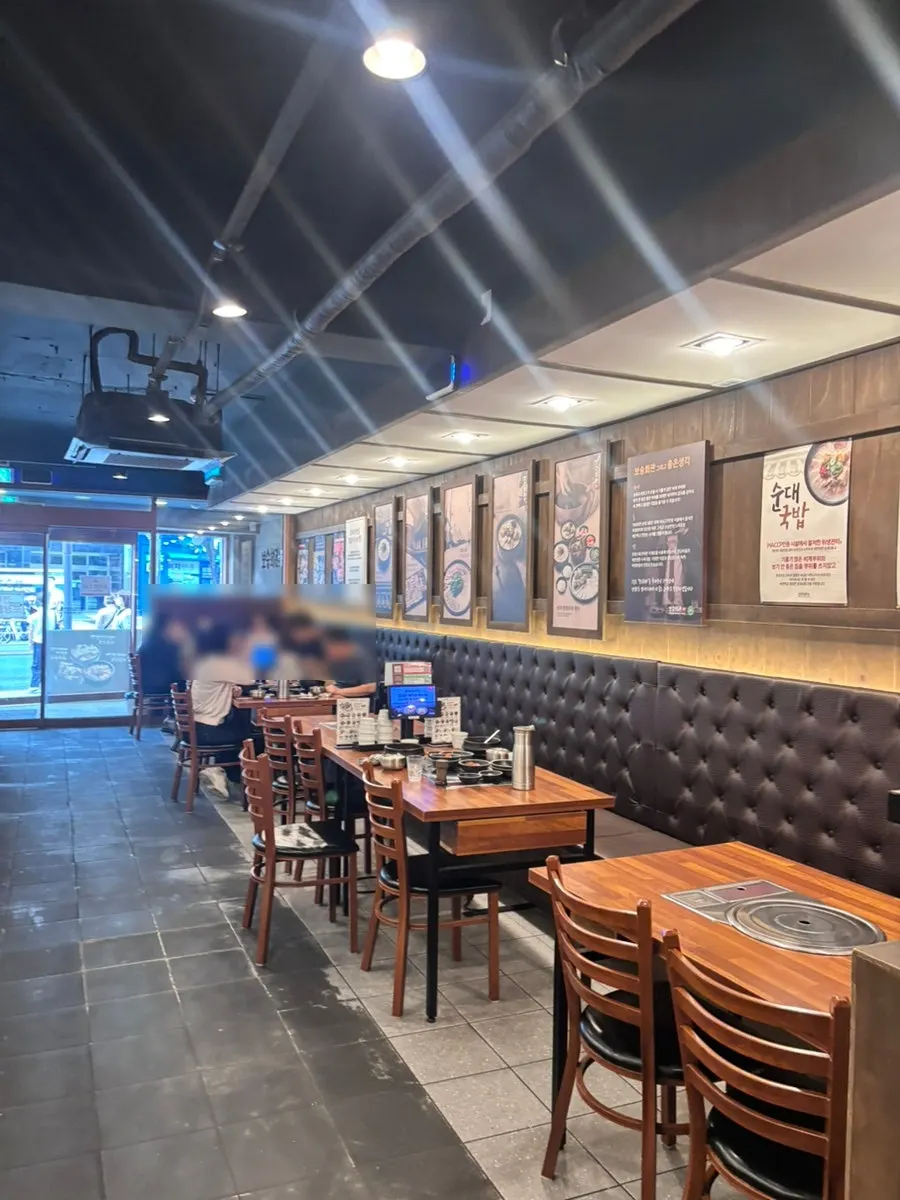 Interior seating view at Boseung Hoegwan Cheonho Station Branch