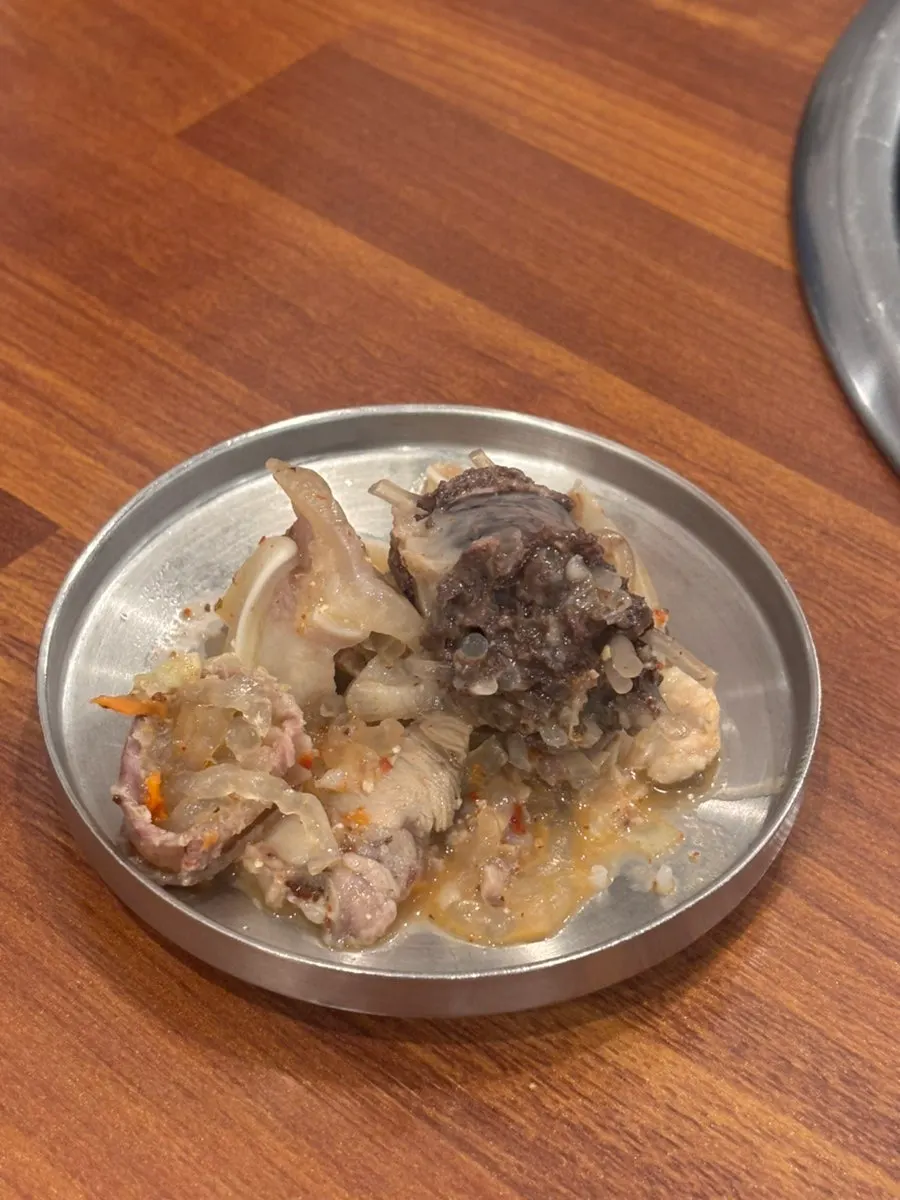 Sundae and meat cooled on a rice bowl lid
