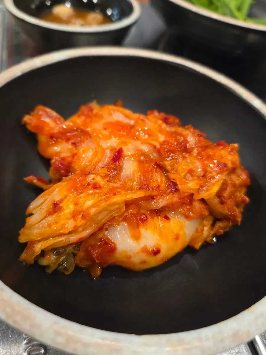 순대국과 냉면이 함께 놓인 한 상