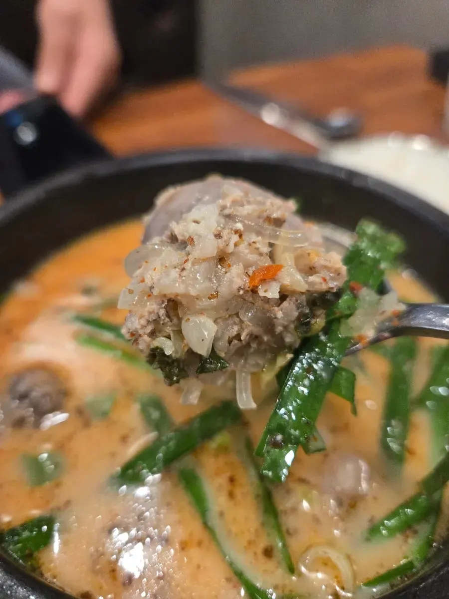 새우젓과 들깨가루를 넣은 순대국