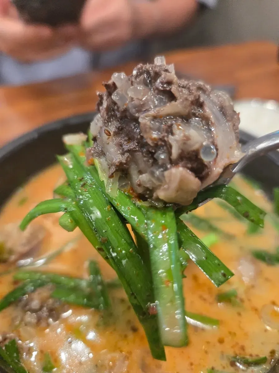 양념을 더한 순대국 한 숟갈