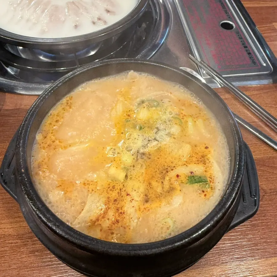 Side dishes including kkakdugi served with the gukbap