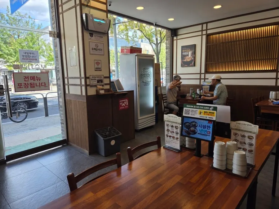 Interior tables at Bosung Hoegwan Deungchon Station Branch
