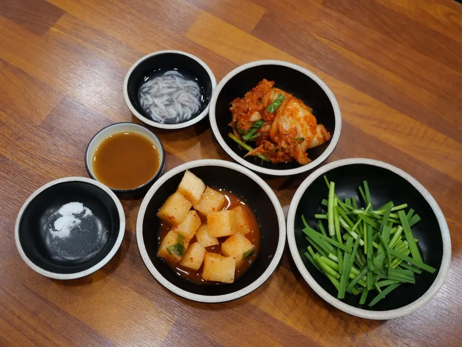 국밥과 함께 나온 소주 한 잔