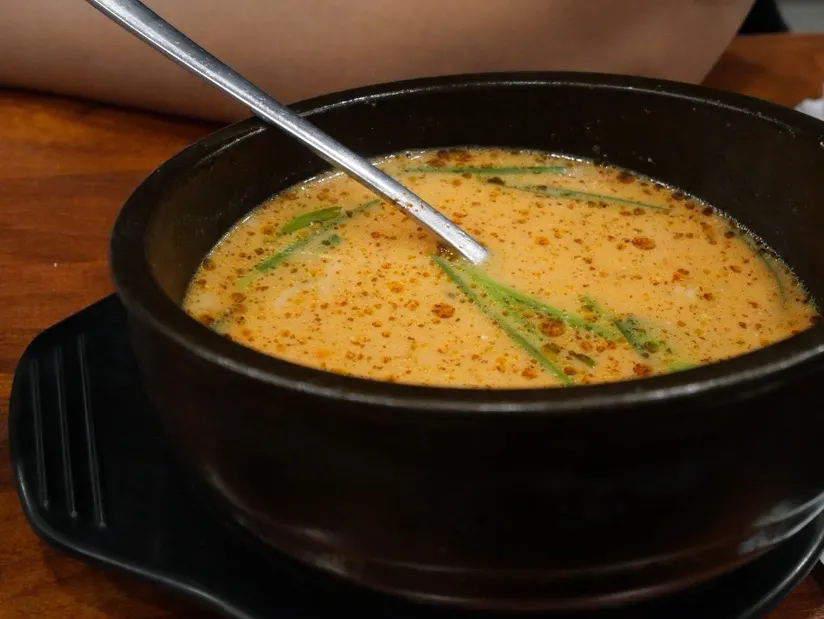 밥을 말아 먹은 수육국밥 뚝배기