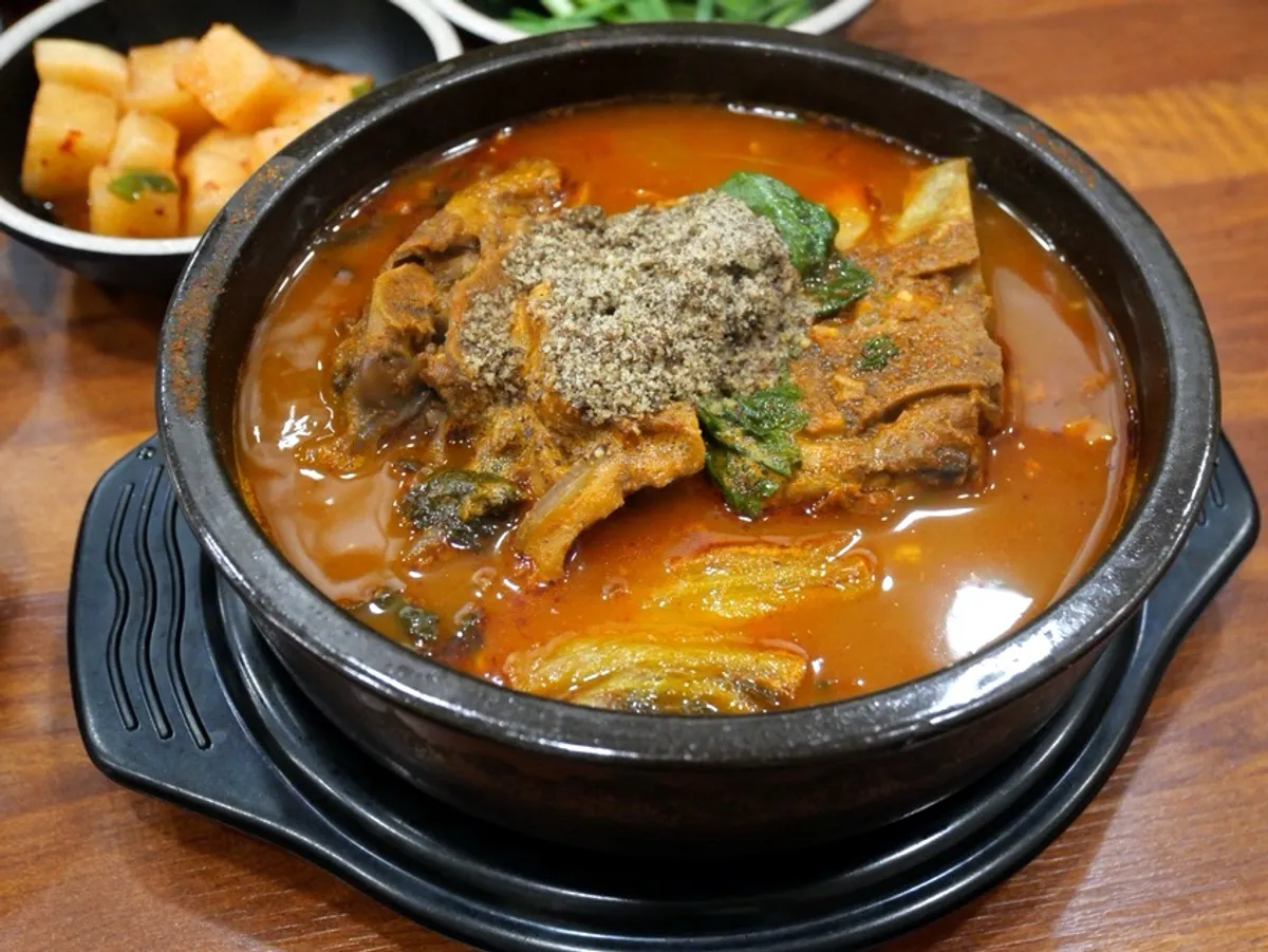 얼큰 뼈해장국 한 뚝배기