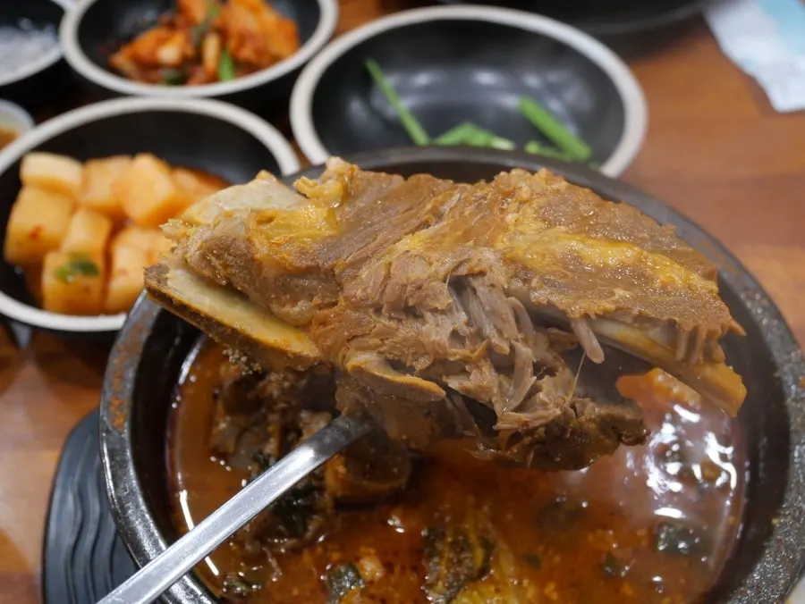 큼직한 뼈가 들어간 얼큰 뼈해장국