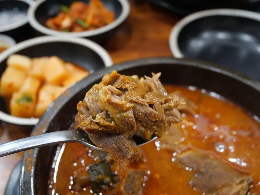 살을 발라낸 뼈해장국 고기
