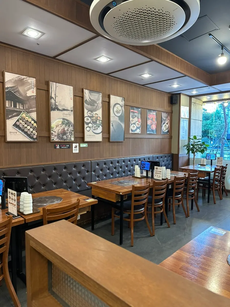 Neatly arranged seating inside Bosseung Hoegwan Mapo Branch