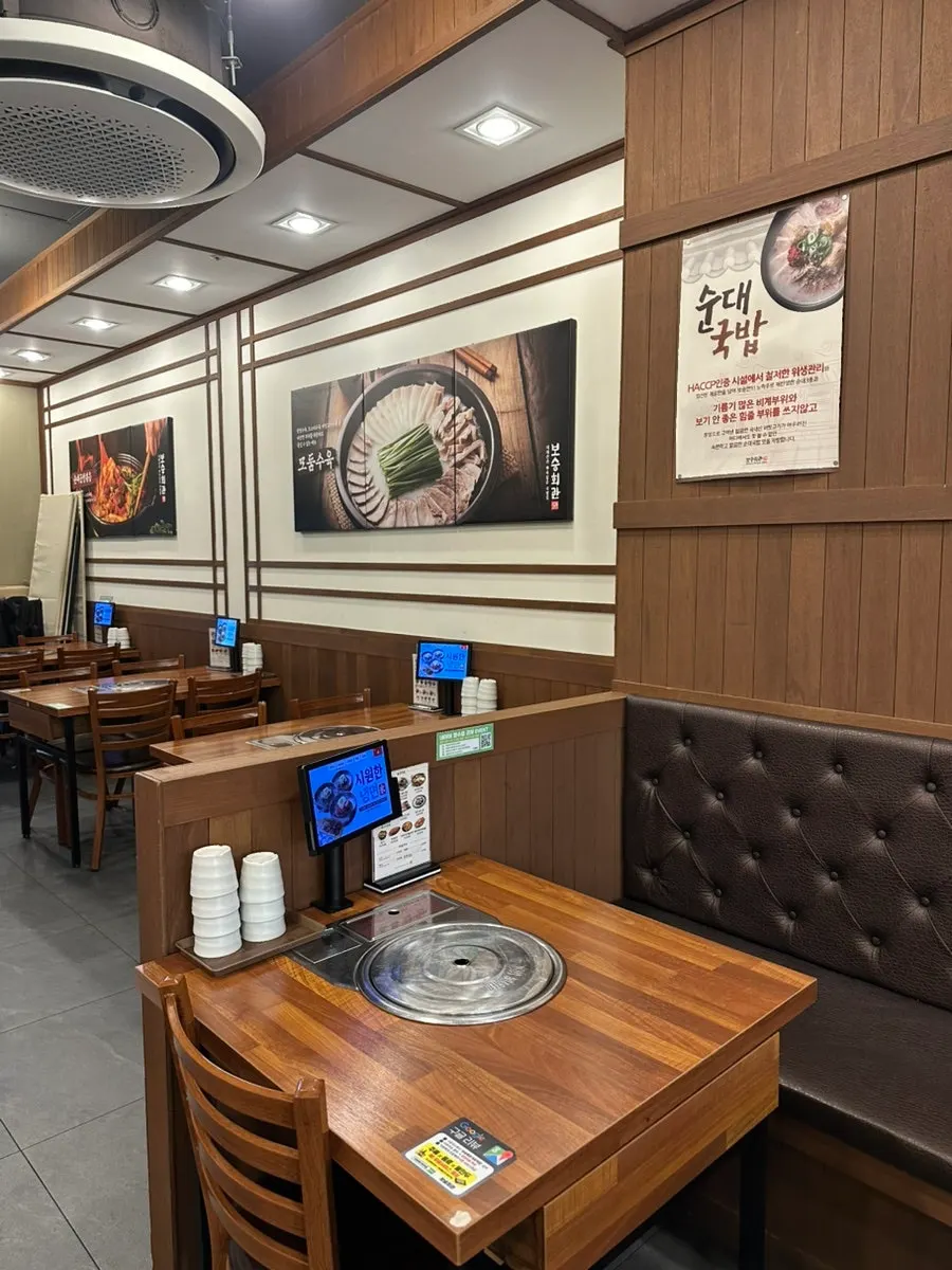 Solo bar table and tablet ordering system