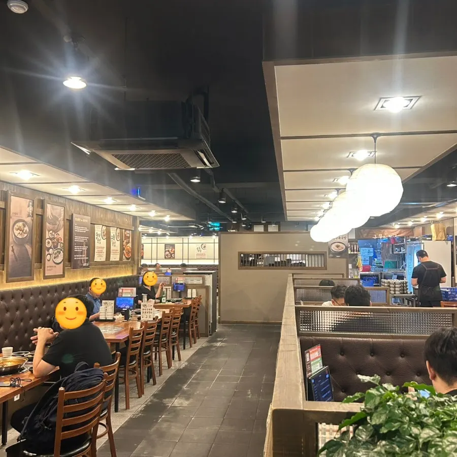 보승회관 천호역점 출입구 고객 대기석