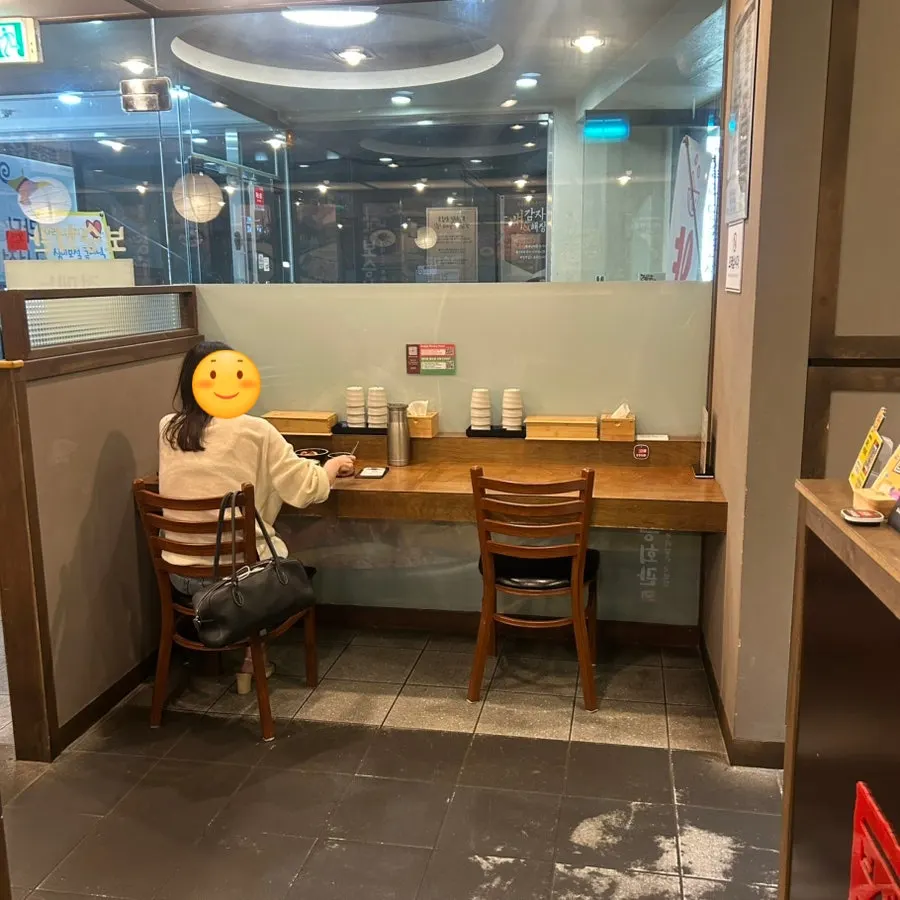 벽면을 바라보는 혼밥 바 좌석