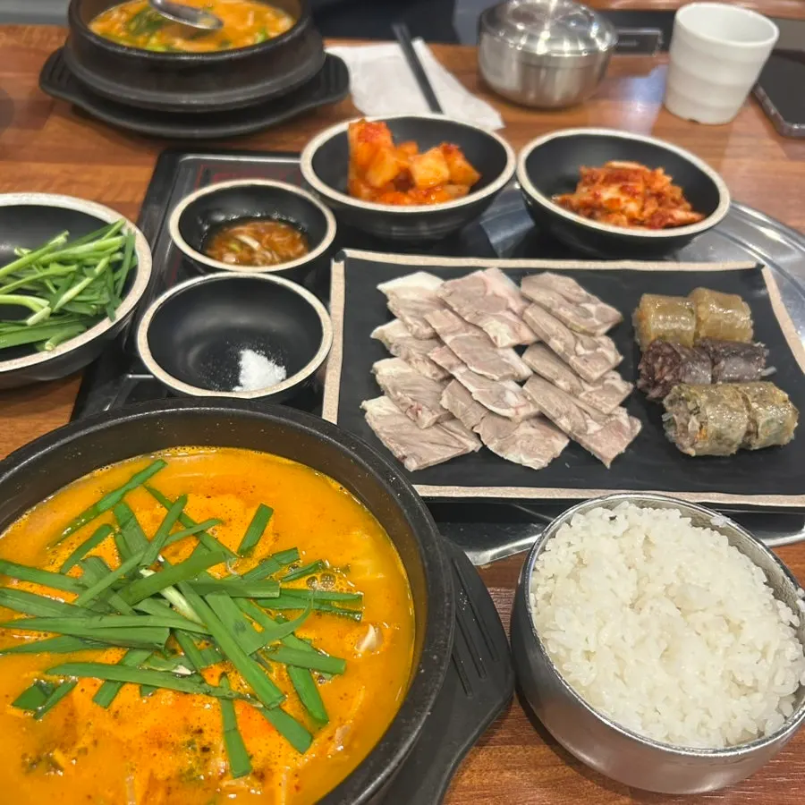 얼큰 수육국밥과 1인 스페셜 얼큰순대국 상차림