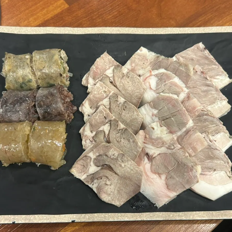 얼큰한 국물의 순대국 클로즈업