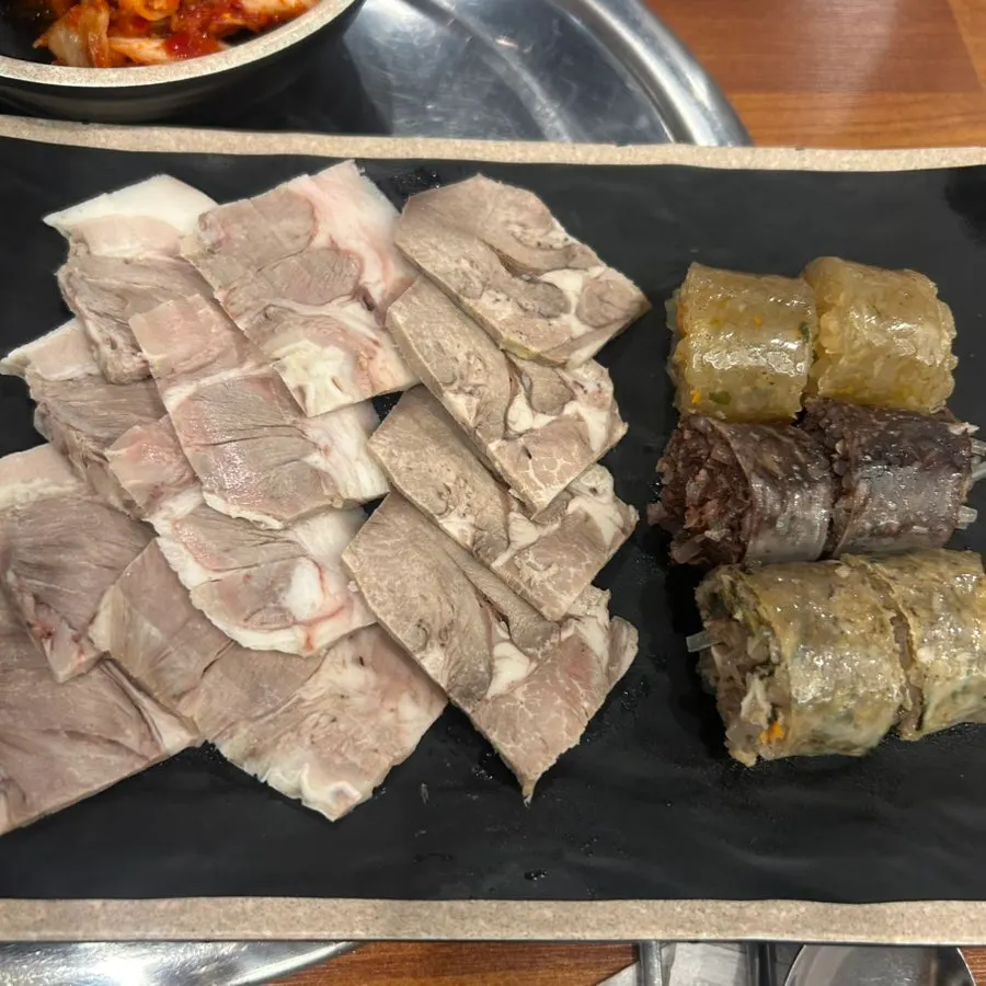 국물을 떠올린 얼큰순대국 한 숟갈