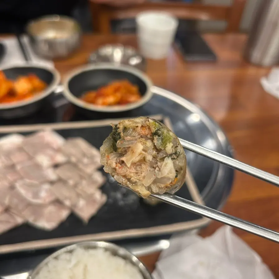 수육과 순대를 함께 담은 접시