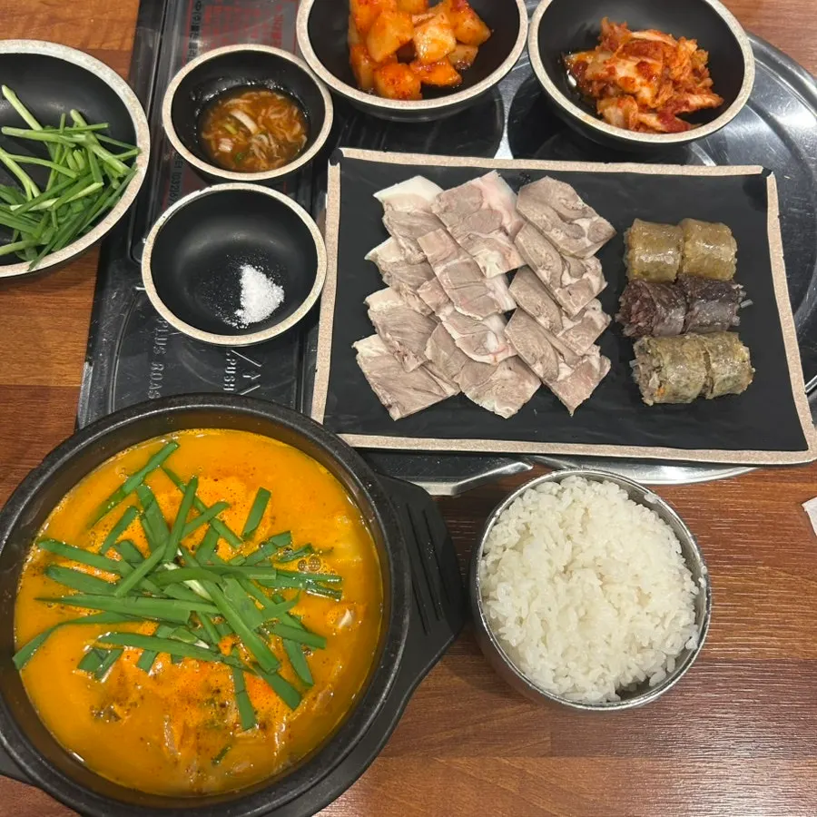 남김없이 비운 국밥 그릇
