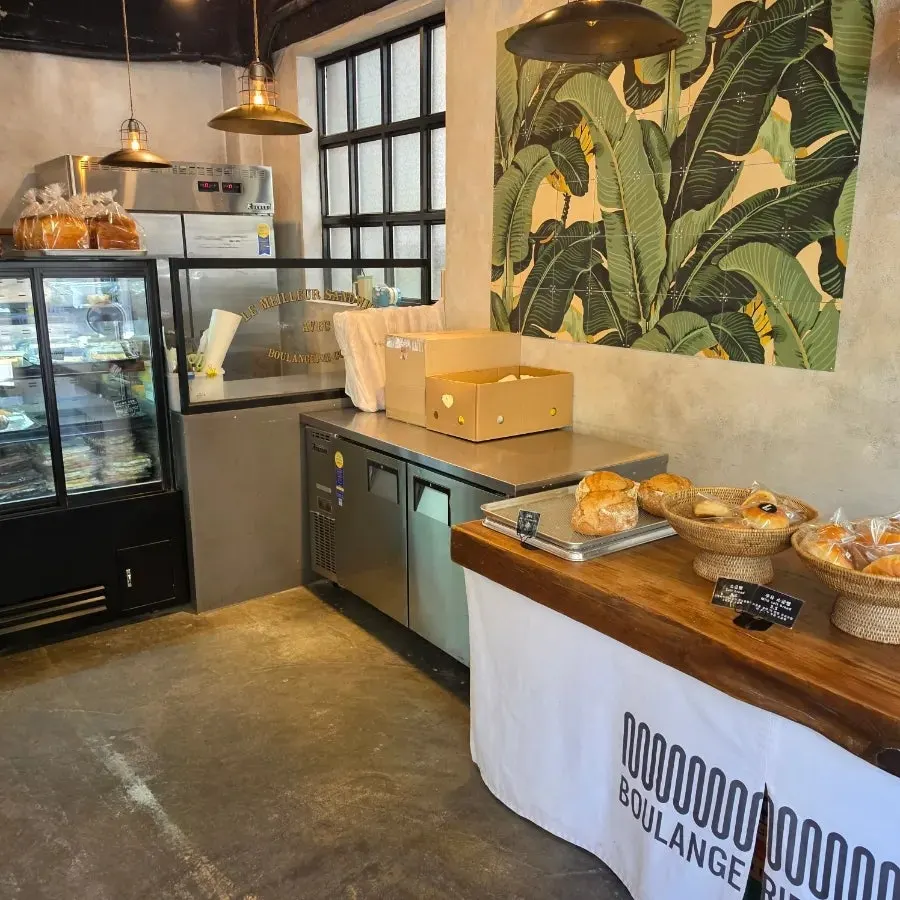 Bakery interior with room-temperature display and refrigerator