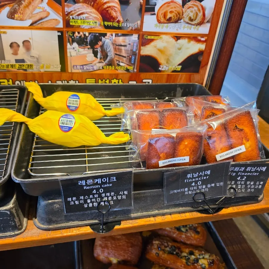 Display shelf with bread price tags