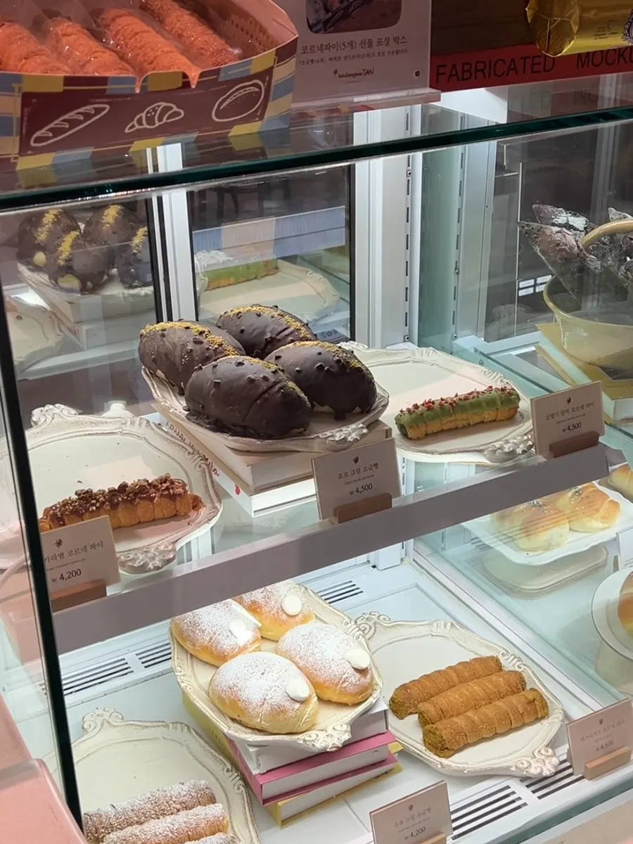 Mostrador y zona de pedidos de café del local