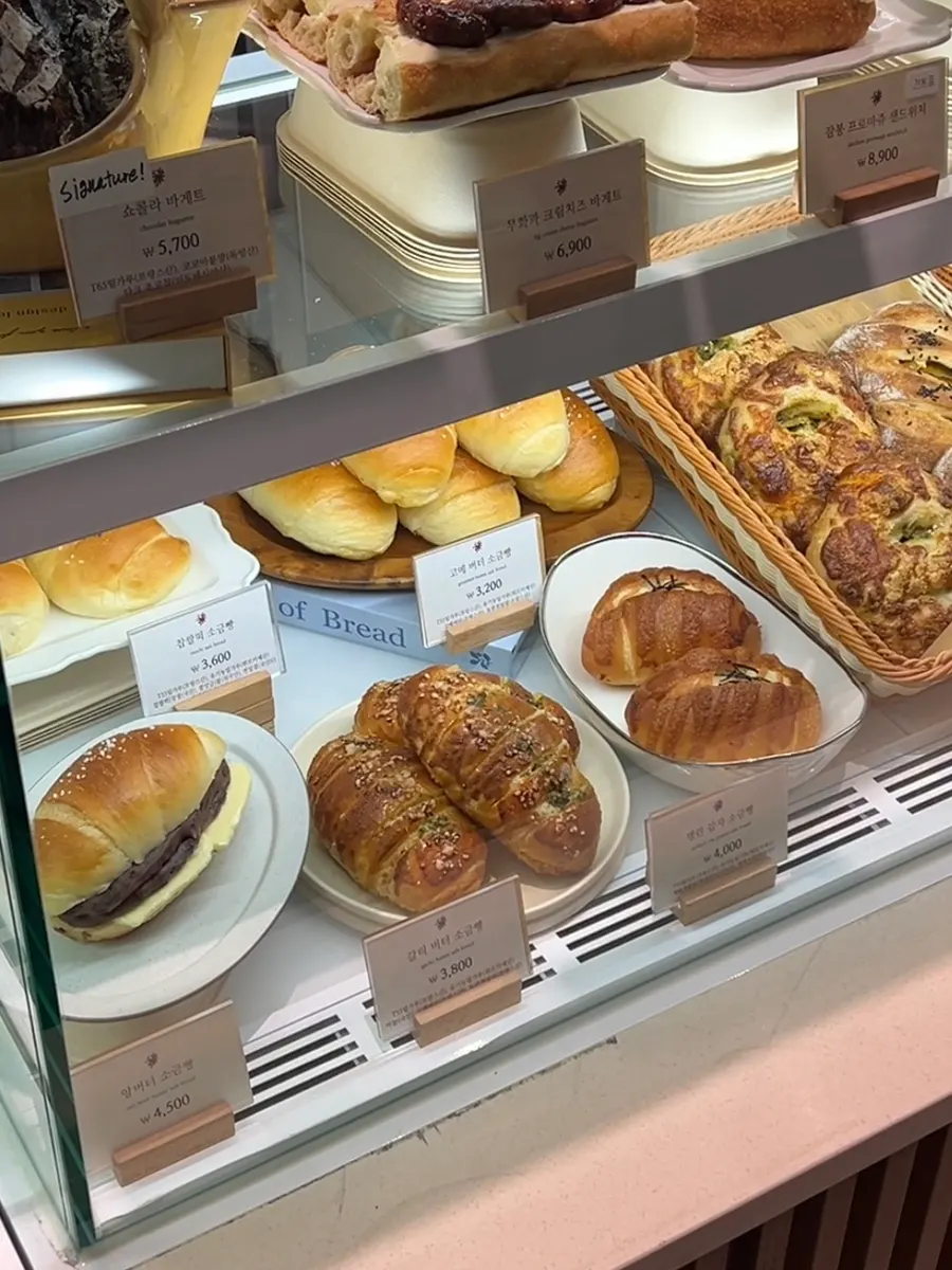 Vitrina con postres y sándwiches juntos
