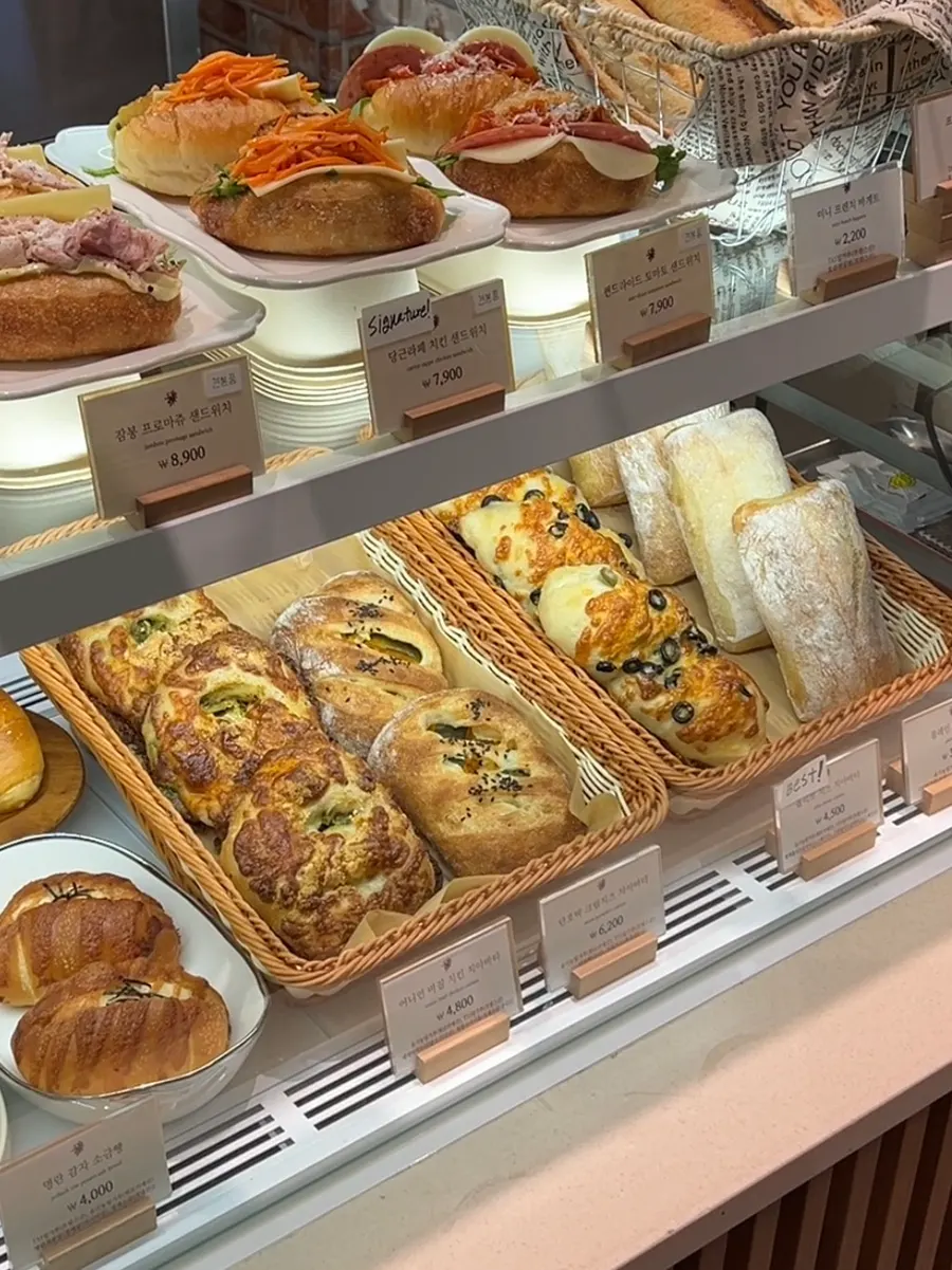 Sándwiches de sokeumppang y panes de comida en exhibición