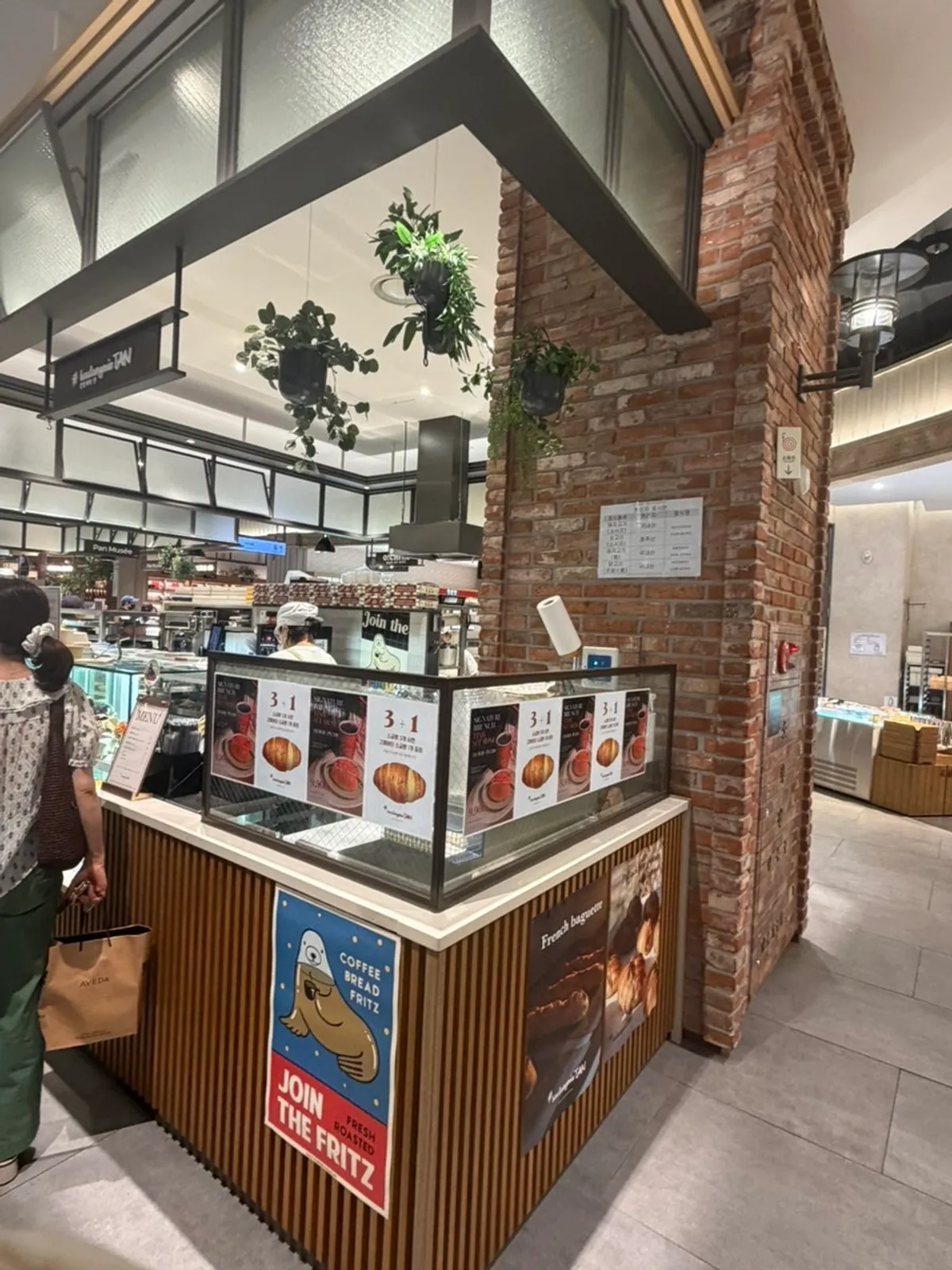 Storefront of Boulangerie Tan on B1 of Hyundai Department Store KINTEX