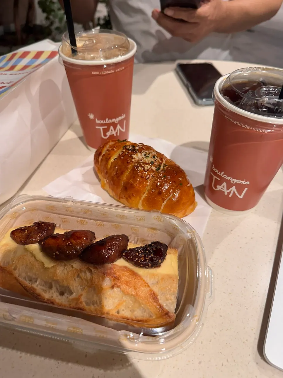 고른 빵 두 개와 커피