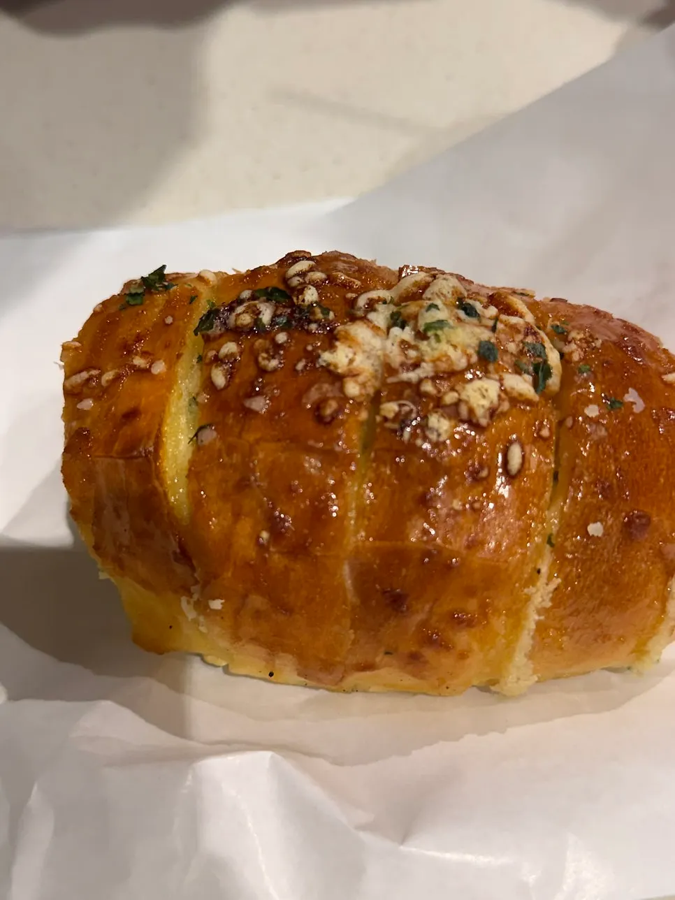 블랑제리 탄 크림 빵 진열 모습