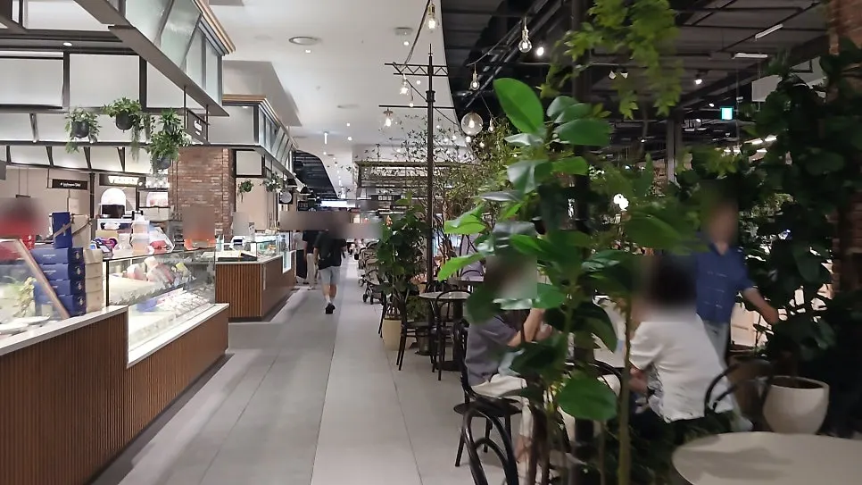 블랑제리 탄 베이커리 진열대 주변 모습