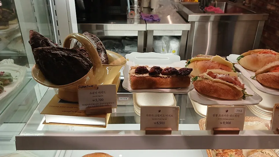 치아바타와 깜빠뉴류가 놓인 진열대